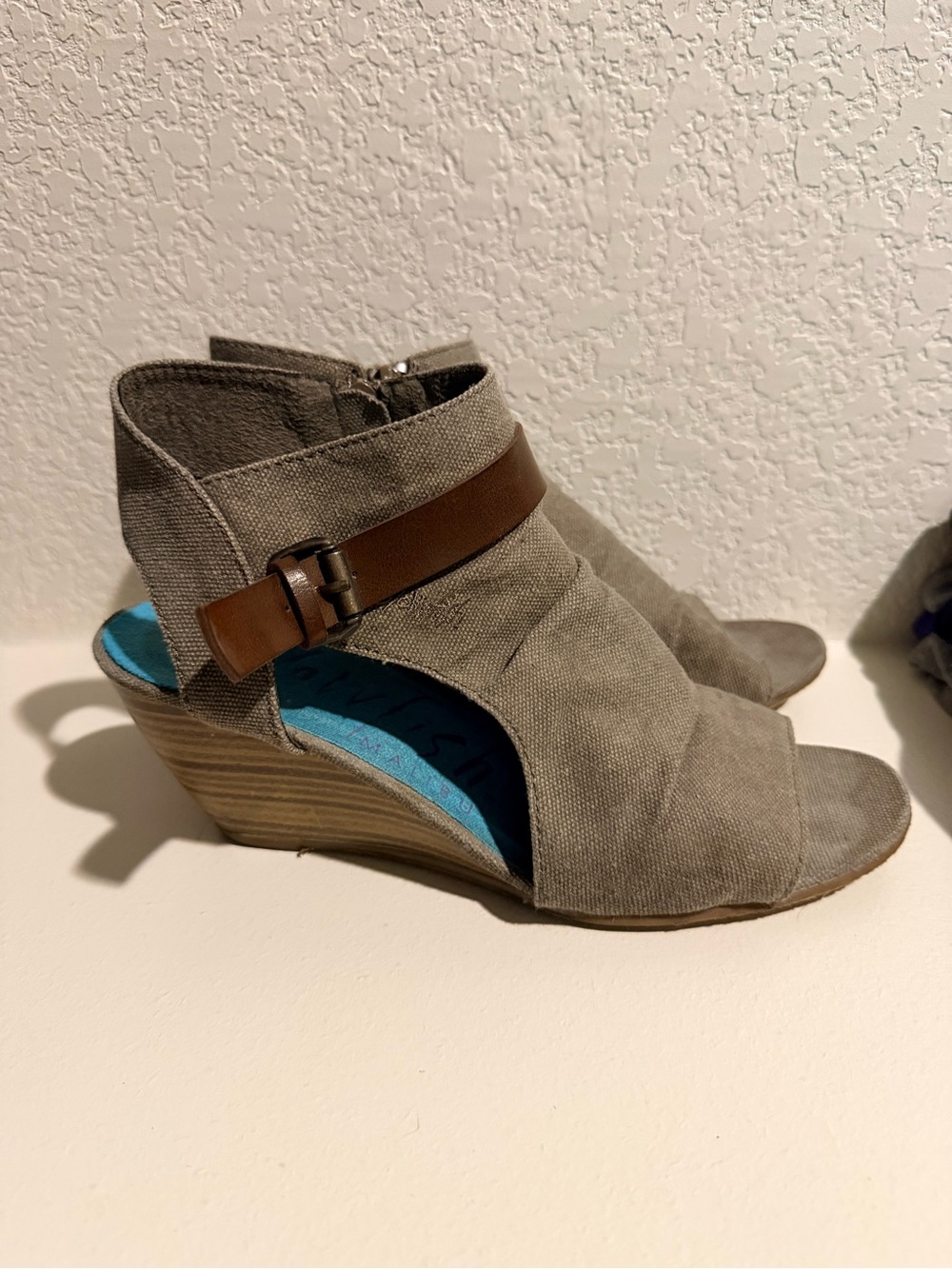 Blowfish Malibu Gray Open-Toe Wedge Sandals with Brown Strap